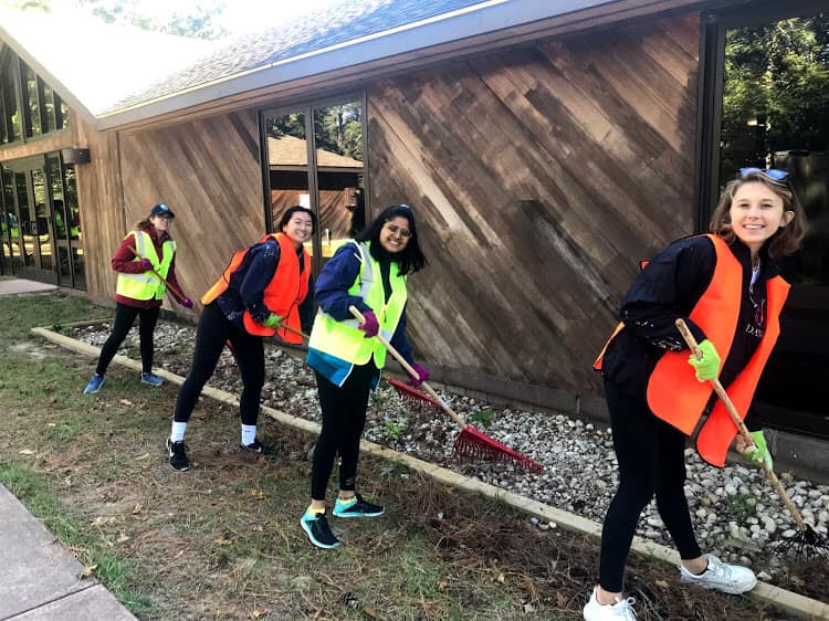 Students participating in direct service on the 2019 Alternative Fall Break focused on environmental issues